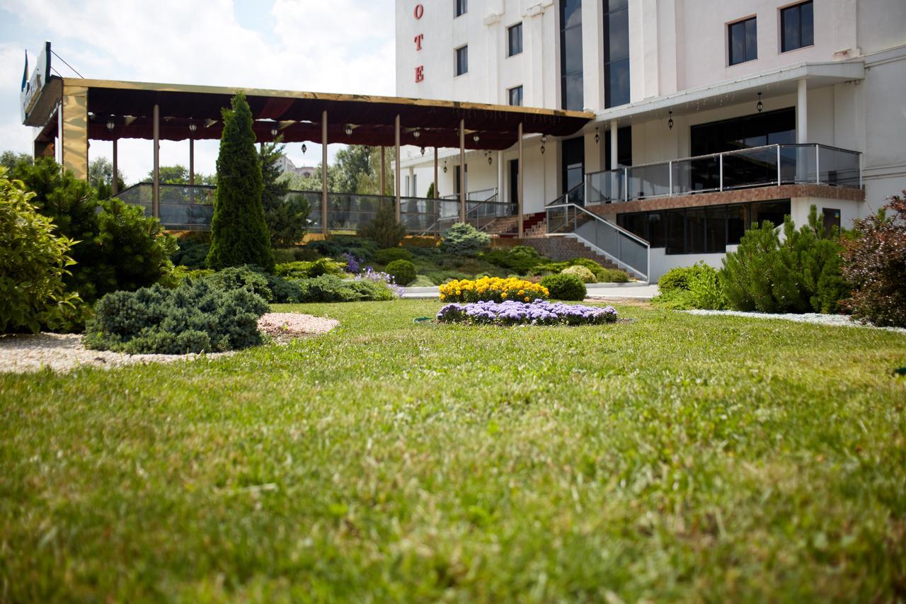 Garden Hall Ternopil Exteriör bild